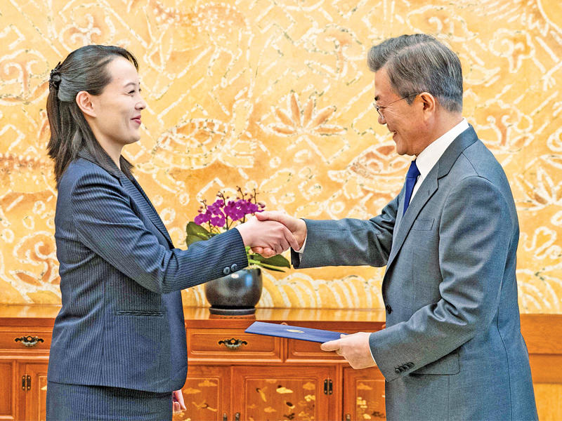 شقيقة كيم تسلم إلى جاي - إن رسالة في البيت الأزرق أمس  (أ ف ب)