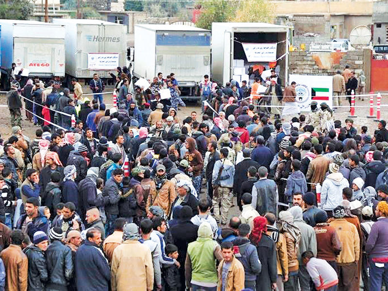 جانب من عمليات توزيع المساعدات الكويتية على النازحين و اللاجئين العراقيين