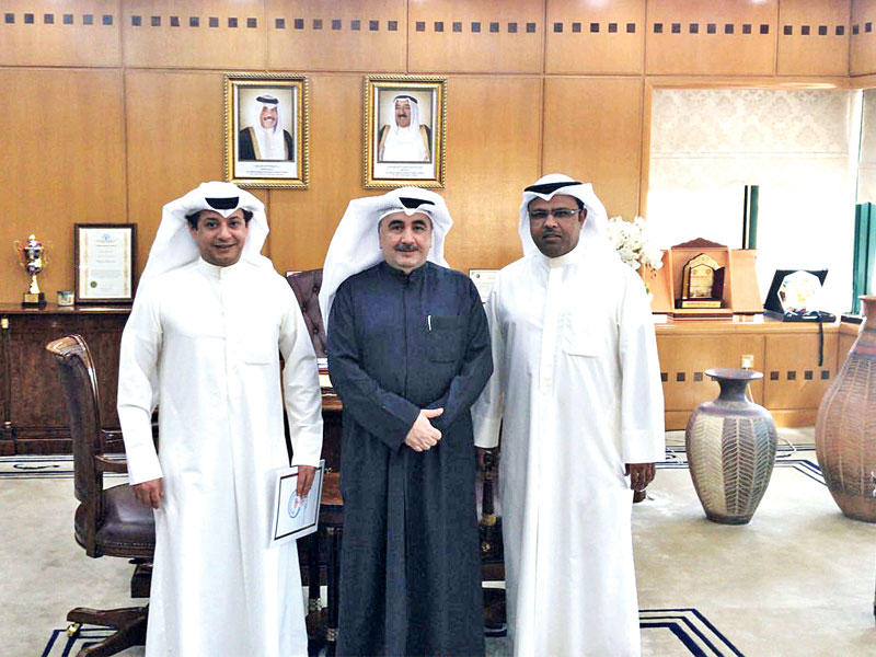 الحساوي والكندري عقب الاتفاق على تأسيس الشركة