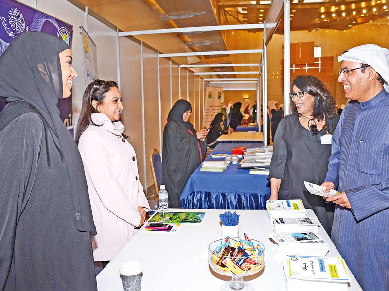 السالم والعدواني خلال جولتهما في المعرض