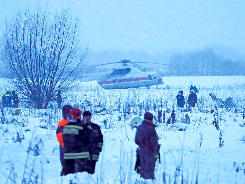 عمال إغاثة روس يحاولون الوصول إلى حطام الطائرة المنكوبة أمس (رويترز)