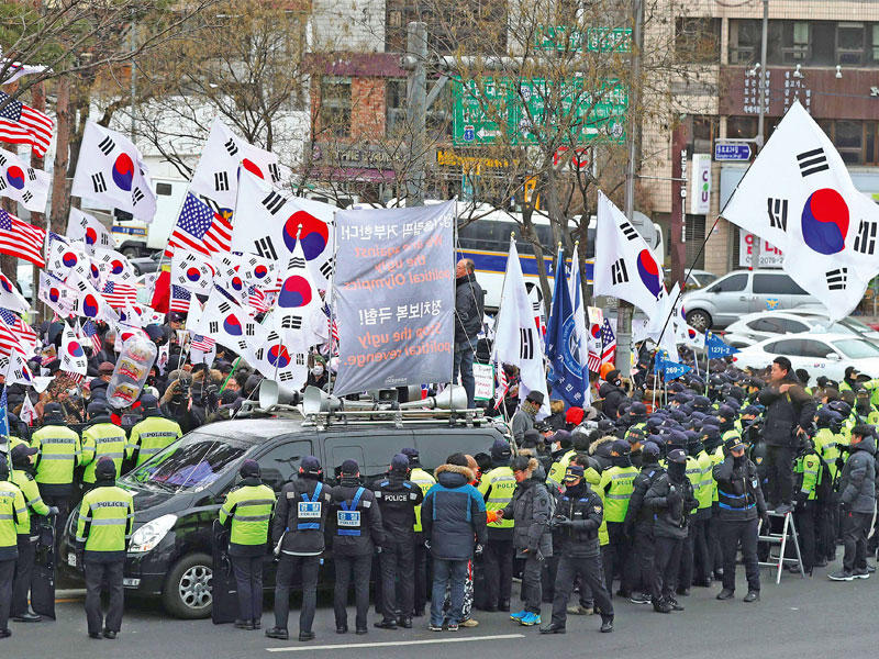 الشرطة تحيط بمسيرة  في سيول أمس مناهضة لكوريا الشمالية (أ ف ب)