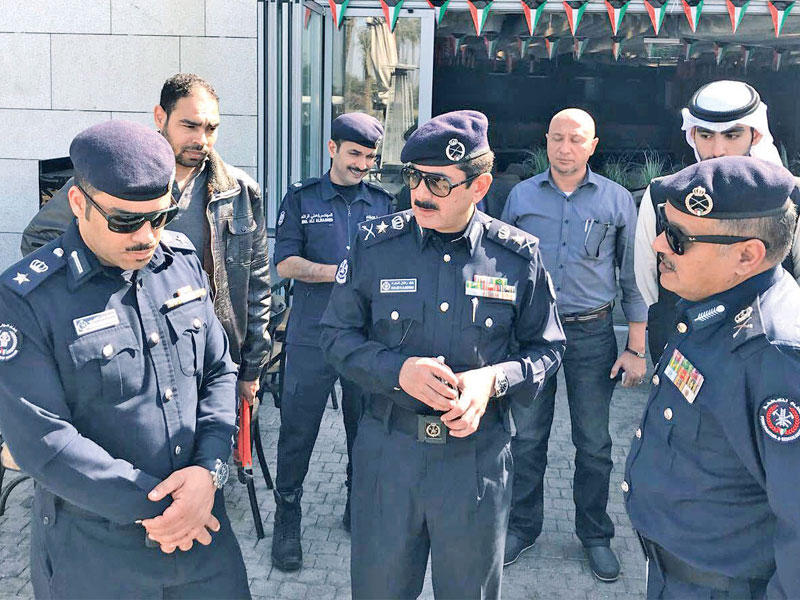 المكراد متفقداً موقع الحريق