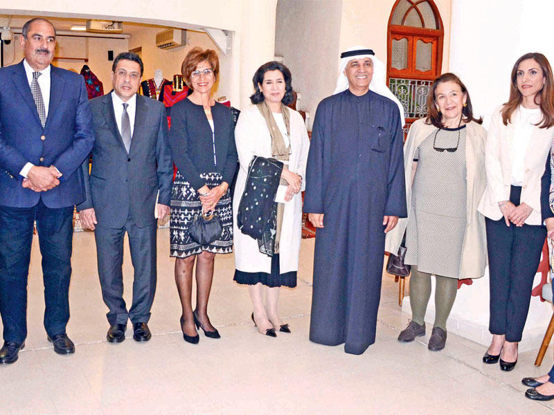 الشيخة ألطاف الصباح وعلي اليوحة ومجموعة من الحضور