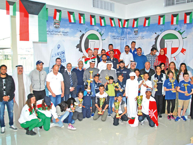 الفهد يتوسط الفائزين