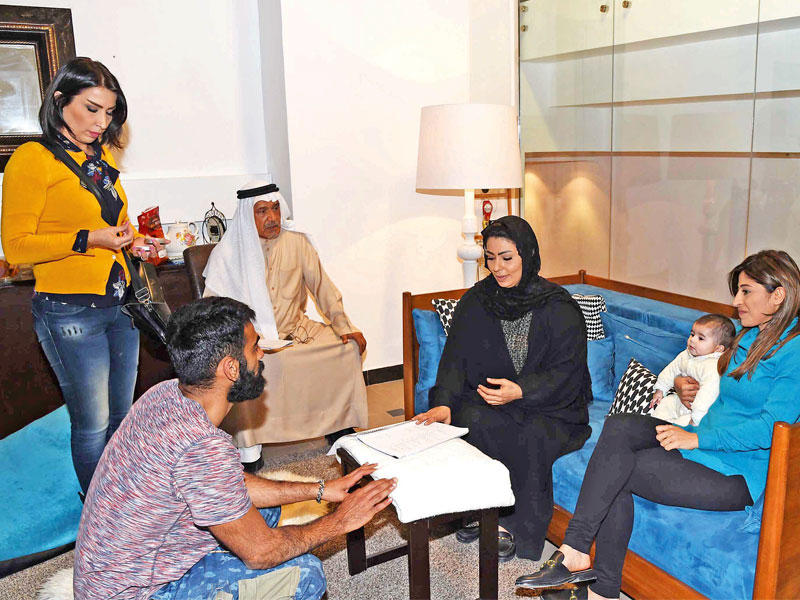 شجون وغرور والنبهان والمخرج أثناء تصوير المسلسل