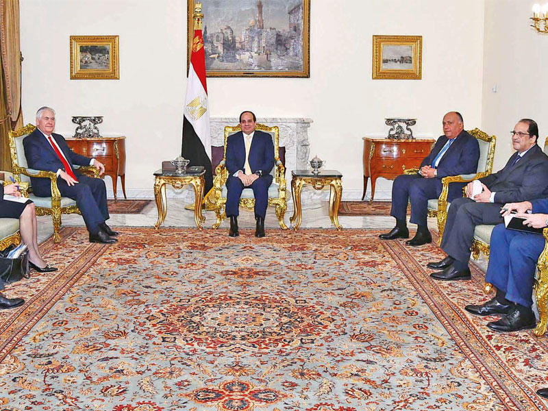 السيسي خلال استقباله تيلرسون والوفد المرافق له في القاهرة أمس 