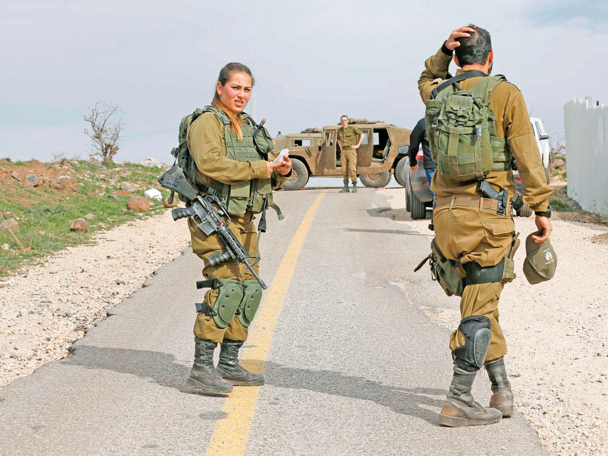 جندية إسرائيلية مع زملائها في الجولان قبل ايام  (أ ف  ب)