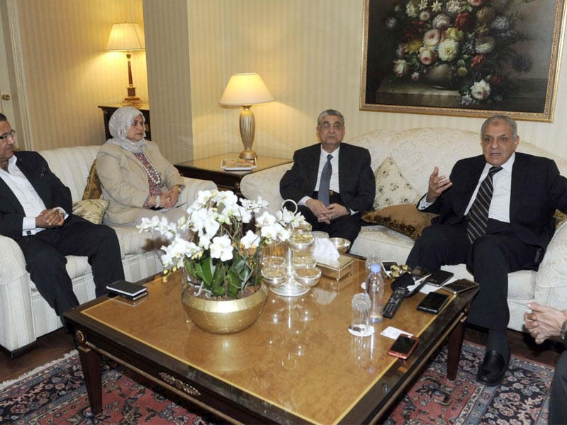 مساعد الرئيس المصري للمشروعات القومية والاستراتيجية المهندس إبراهيم محلب مع مجموعة من الصحفيين أثناء المؤتمر الصحفي