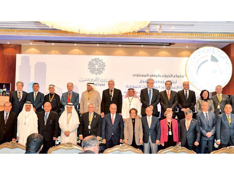 صورة جماعية من الحاضرين في المؤتمر