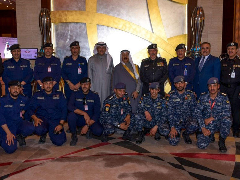 وكيل وزارة الداخلية الكويتية رئيس اللجنة الأمنية التابعة لمؤتمر الكويت الدولي لاعادة إعمار العراق المشرف العام الفريق محمود الدوسري مع مجموعة من القيادات الامنية