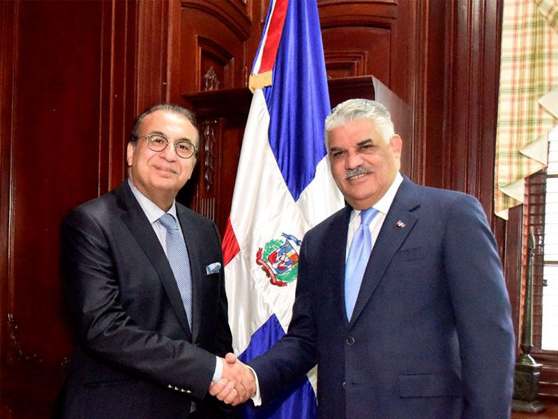 سفير دولة الكويت لدى كوبا والمحال الى جمهورية الدومنيكان محمد خلف مع وزير خارجية جمهورية الدومنيكان ميغيل برقاس