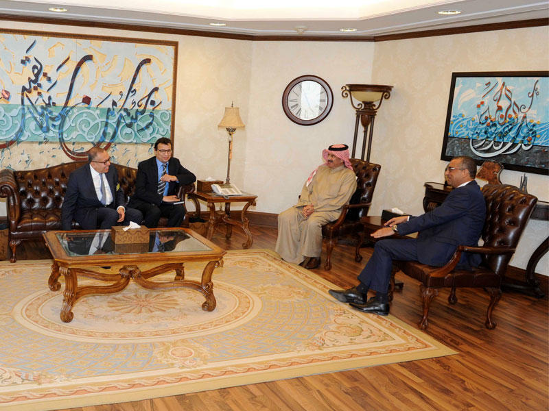  رئيس مجلس الإدارة والمدير العام لوكالة الانباء الكويتية (كونا) ورئيس اتحاد وكالات الانباء العربية (فانا) الشيخ مبارك دعيج الابراهيم الصباح أثناء استقباله سفير الجمهورية التونسية لدى الكويت احمد بن الصغير والوفد الإعلامي التونسي 