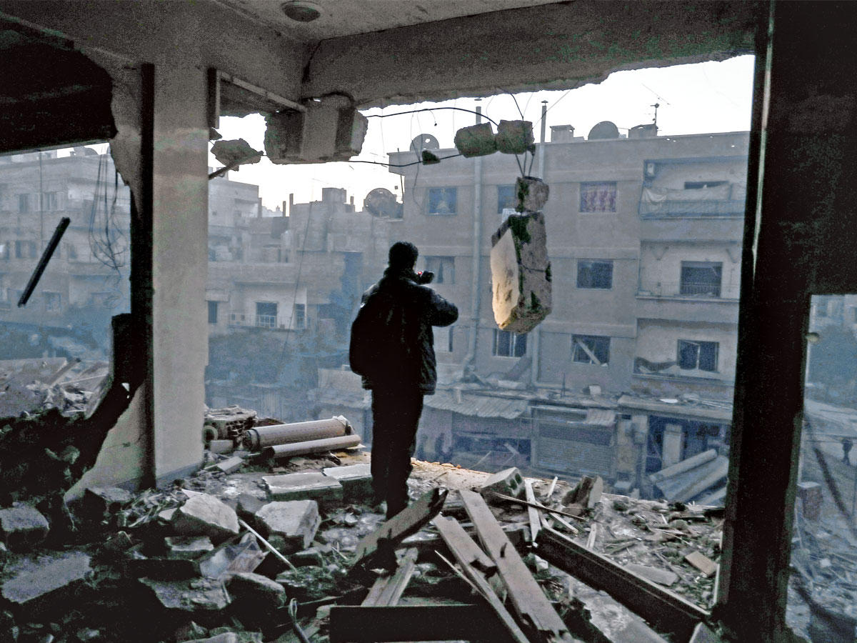 جانب من آثار القصف في غوطة دمشق (اي بي ايه)