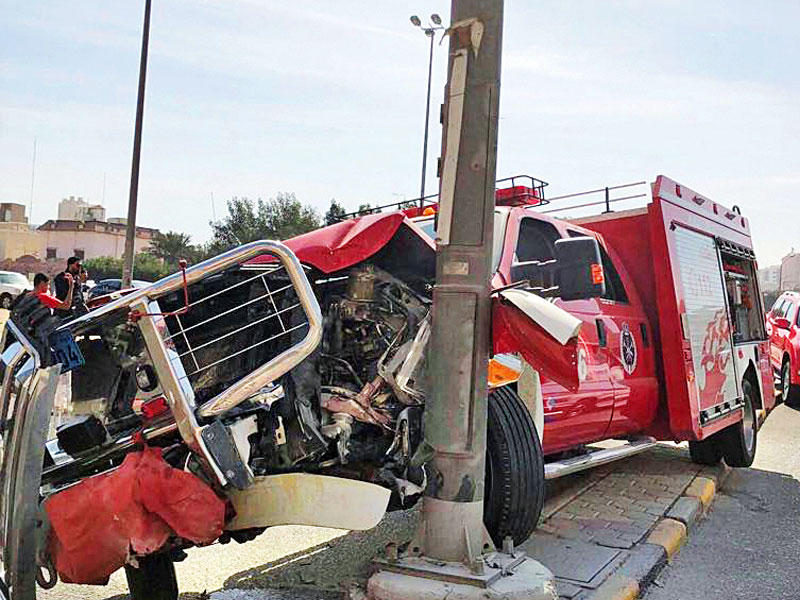 آلية الإطفاء تعانق عمود الإنارة