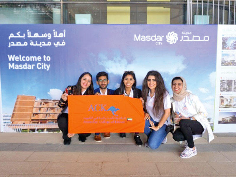 الطلبة خلال الجولة في الإمارات