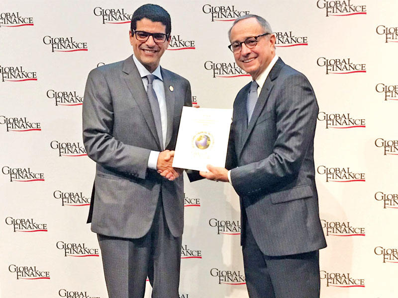 الرئيس التنفيذي لمجموعة «بيتك» مازن الناهض متسلماً جائزة من «غلوبل فاينانس»