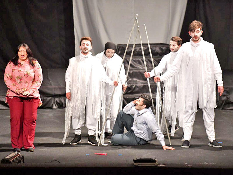 مشهد من مسرحية أقفاص 