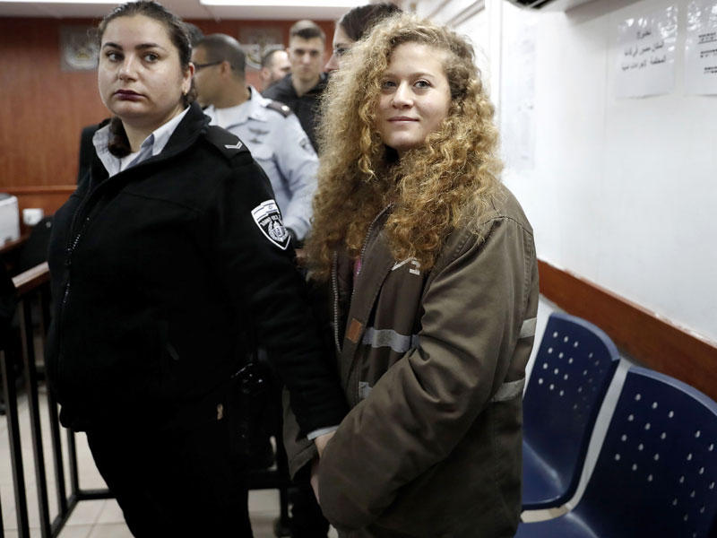 عهد التميمي لدى وصولها أمس إلى المحكمة الاسرائيلية (ا ف ب)  