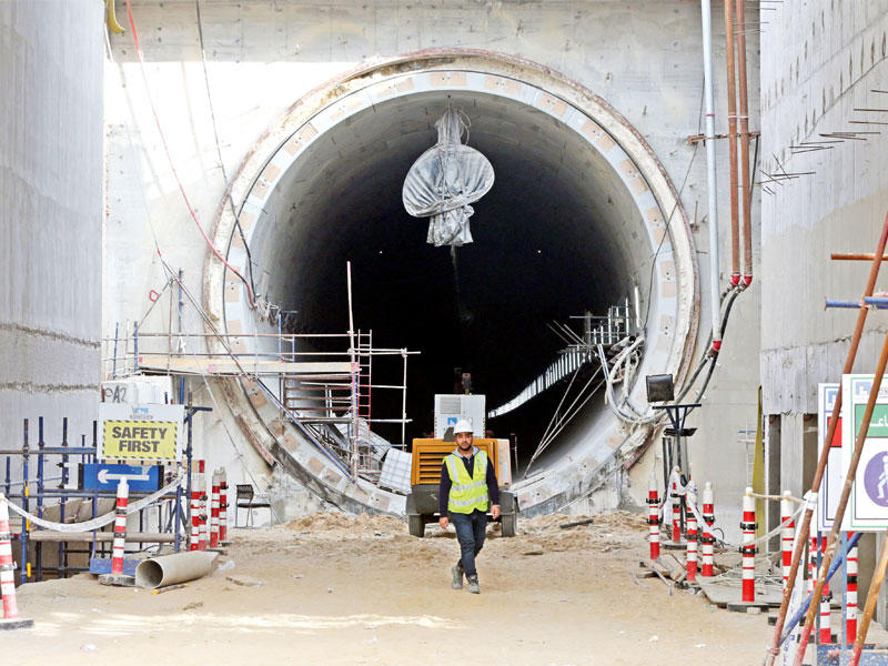 عامل عند مدخل لنفق قيد الإنشاء تحت قناة السويس بمدينة الإسماعيلية الجمعة الماضية  (إي بي أيه)