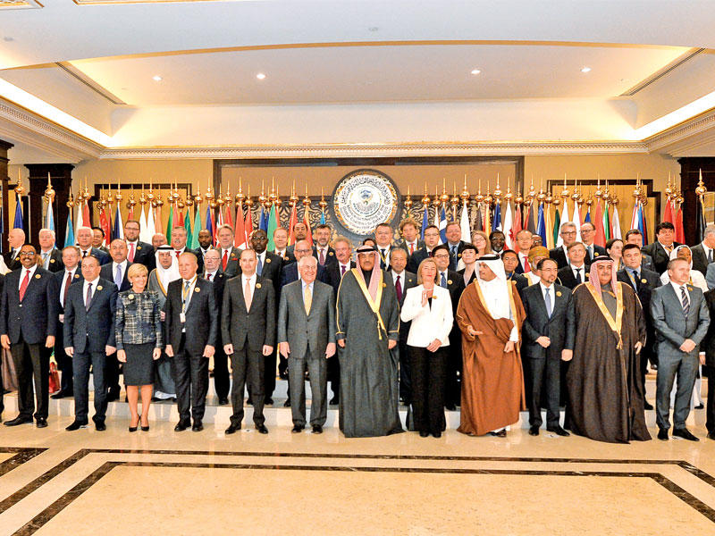 الخالد وتيلرسون يتوسطان المشاركين في مؤتمر التحالف ضد داعش