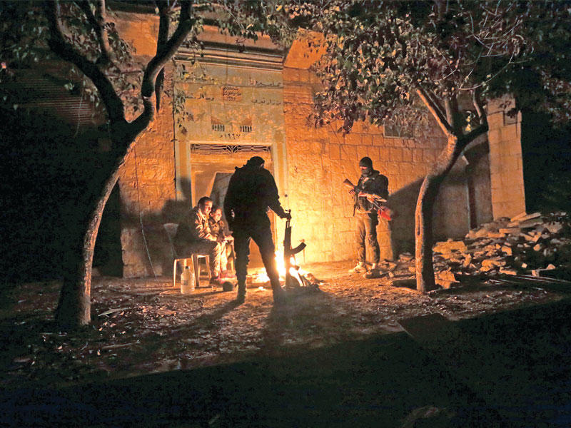 مقاتلون سوريون موالون لتركيا في إحدى بلدات حلب مساء أمس الأولt(رويترز)