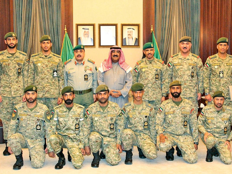 مشعل الأحمد متوسطاً ضباط مديرية التعليم العسكري المكرمين