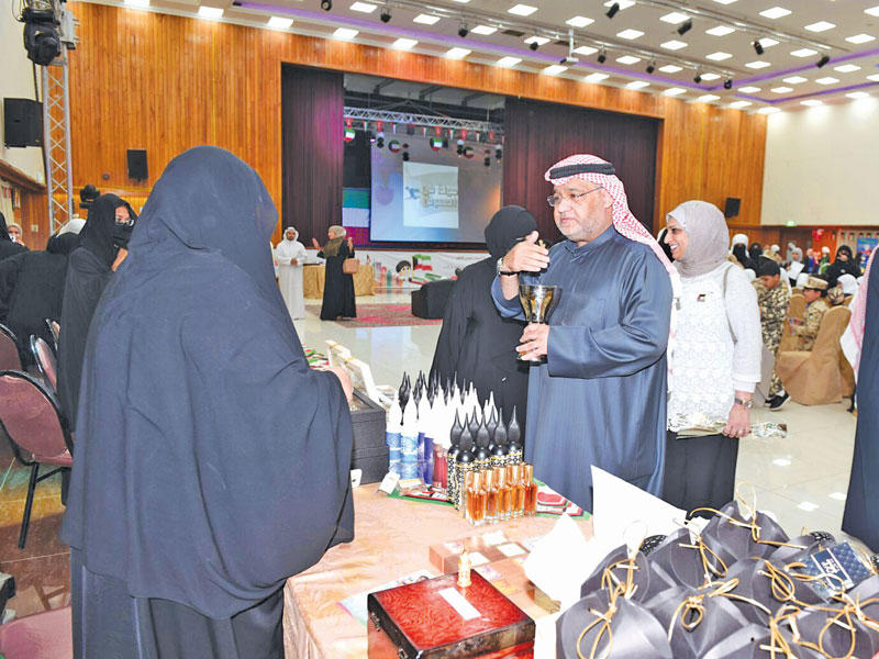 كاظم خلال جولة على معرض احتفالية «قائد حكيم... وشعب وفي»