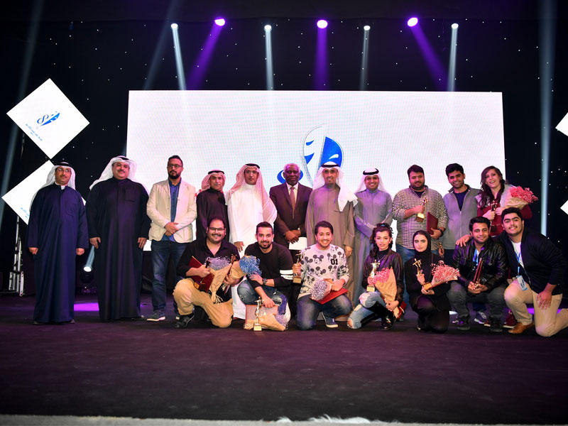 الفائزون مع العصيمي والهاجري والمطيري ولجنة التحكيم