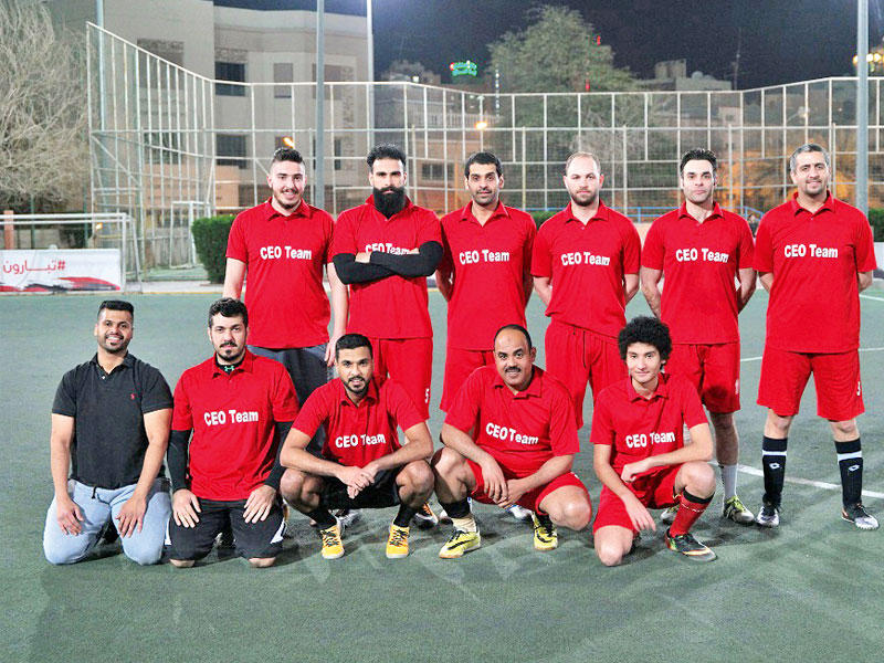 محمد آل ثاني متوسطاً الفريق