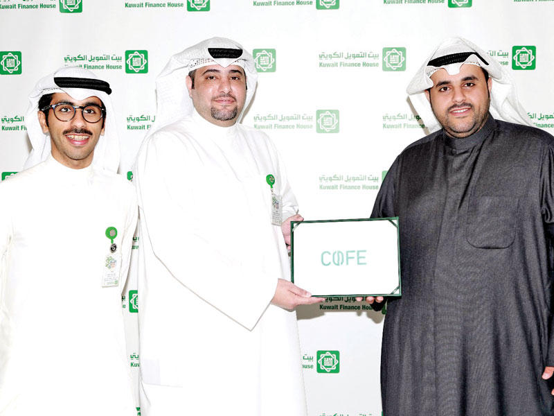 علي الإبراهيم يتسلم اتفاقية الشراكة من يوسف الرويح