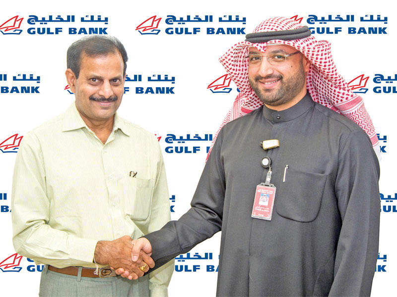  رام أتشوتا يتسلم جائزته من يعقوب الشايجي