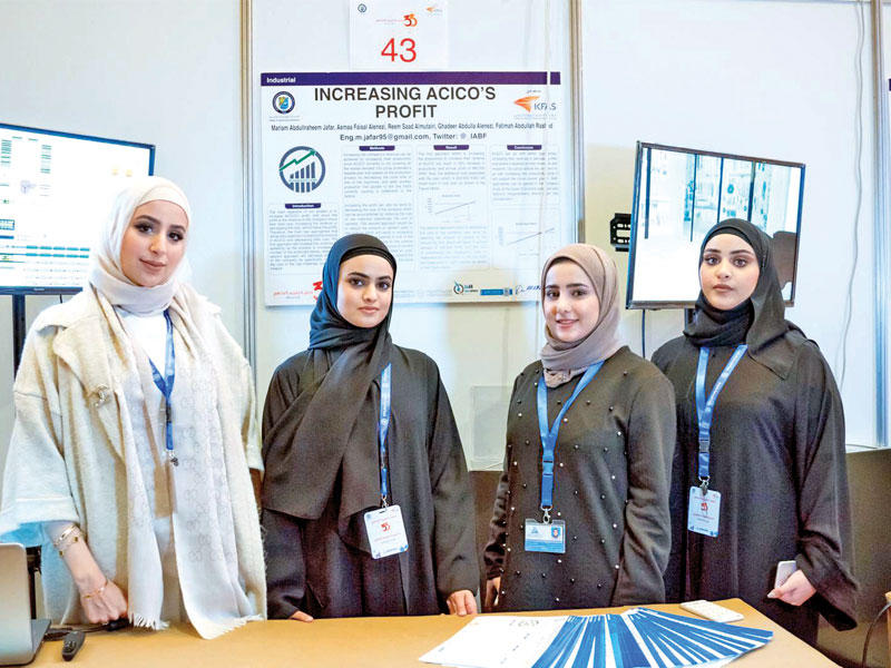 طالبات الهندسة أثناء زيارتهن للبنك الدولي