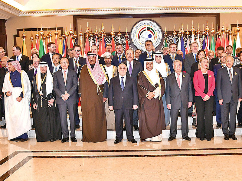 المبارك والعبادي يتوسطان المشاركين في الاجتماع الوزاري لمؤتمر إعادة إعمار العراق