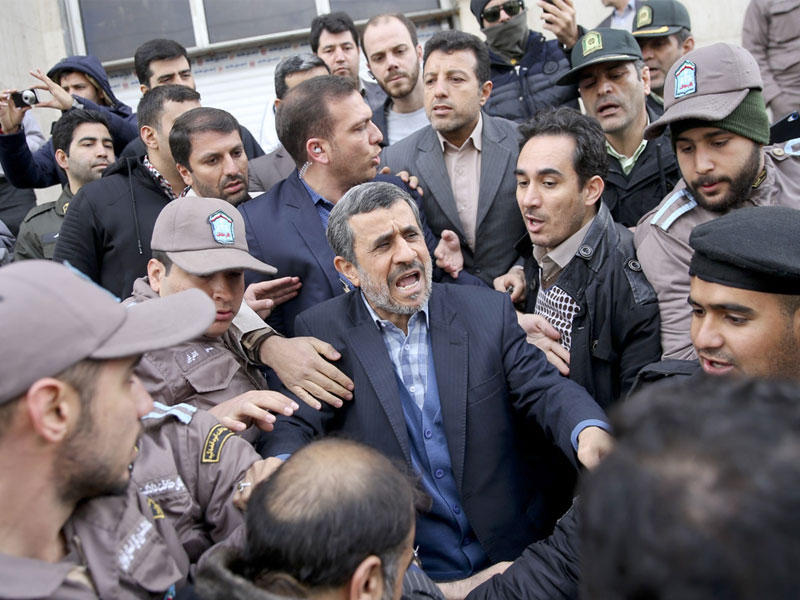 أحمدي نجاد مرافقا مساعده بقائي الذي مثل أمام المحكمة أمس في طهران (ارنا)