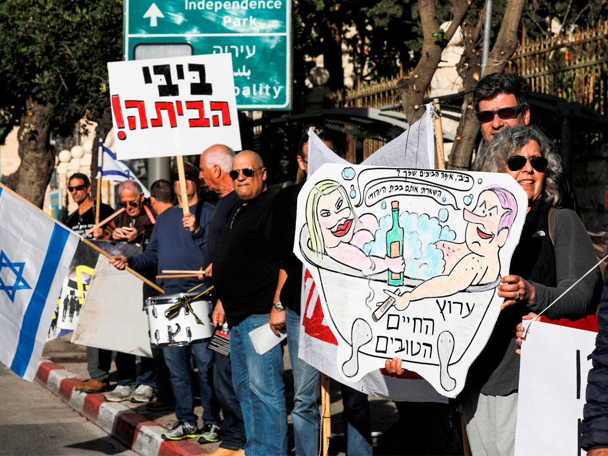 معارضون يتظاهرون ضد نتنياهو أمام مقره في القدس أمس (أ ف ب)