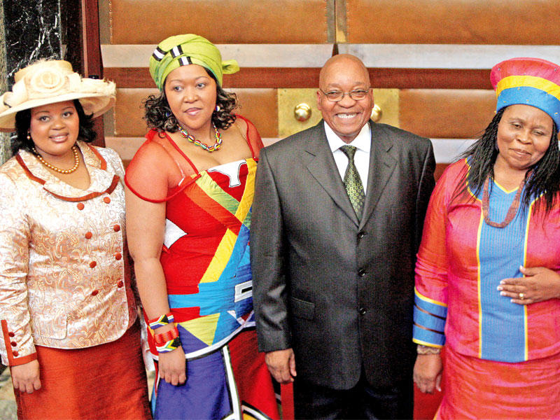 زوما مع زوجاته الثلاث في صورة أرشيفية  