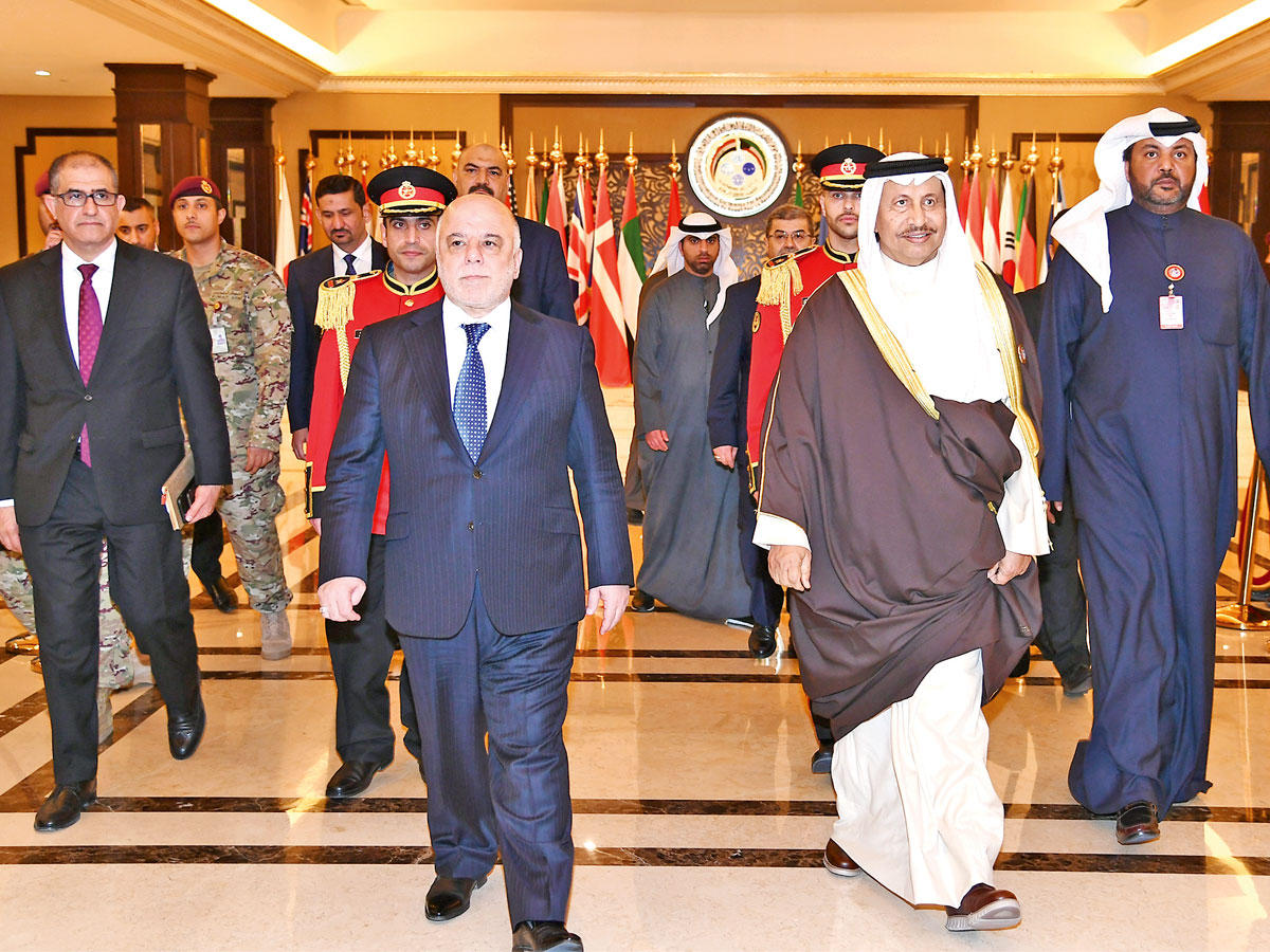 المبارك والعبادي لدى توجههما إلى مأدبة الغداء التكريمي