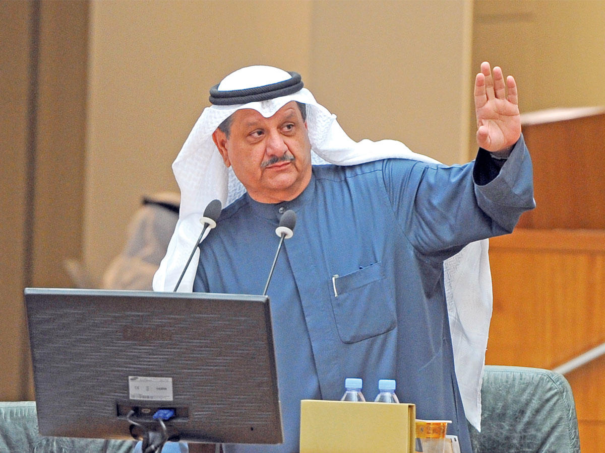 الكندري متحدثاً في الجلسة