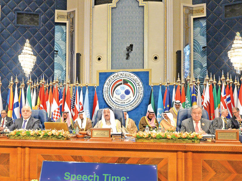 الأمير متوسطاً غوتيريس والعبادي في افتتاح المؤتمر (تصوير نوفل إبراهيم)