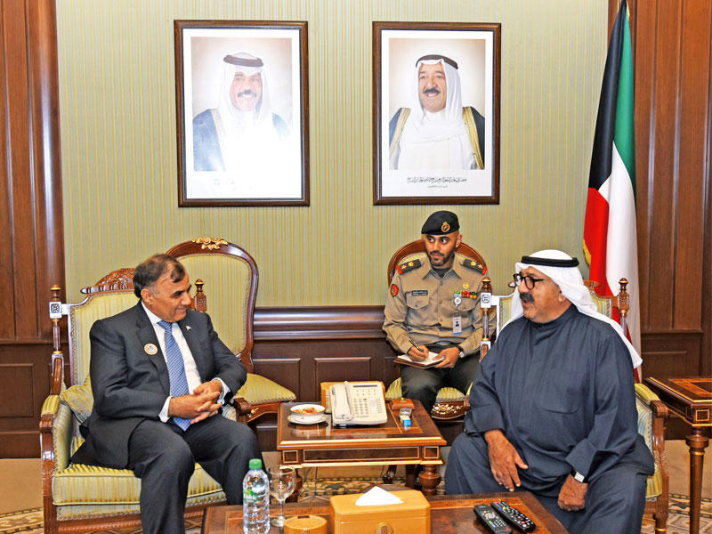 النائب الأول مستقبلاً سفير باكستان