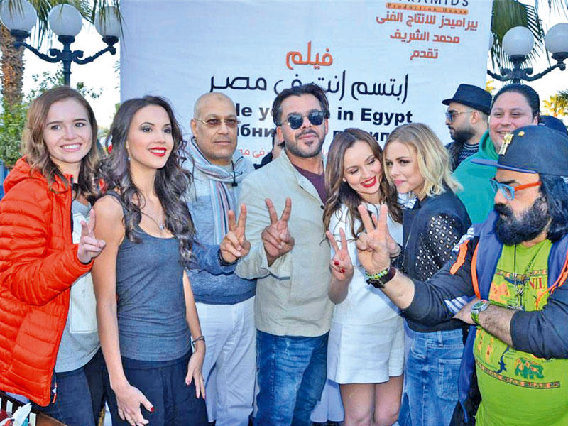 فريق عمل ابتسم أنت في مصر