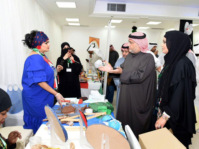 كاظم خلال جولة على معرض الحفل