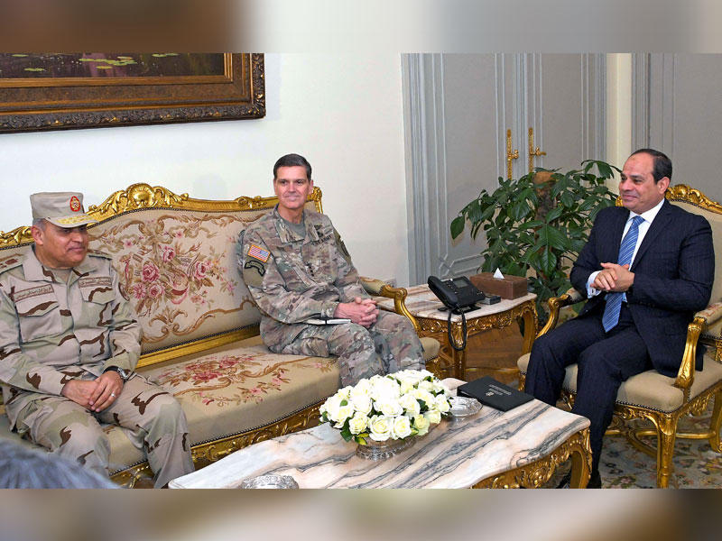 السيسي مستقبلاً قائد المنطقة المركزية الأميركية بحضور وزير الدفاع المصري صدقي صبحي في القاهرة أمس
