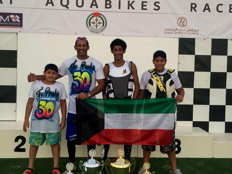 فريق الدراجات المائية الكويتي عقب فوزهم بأربعة كؤوس في منافسات الجولة الثانية من بطولة الامارات - ارشيفية