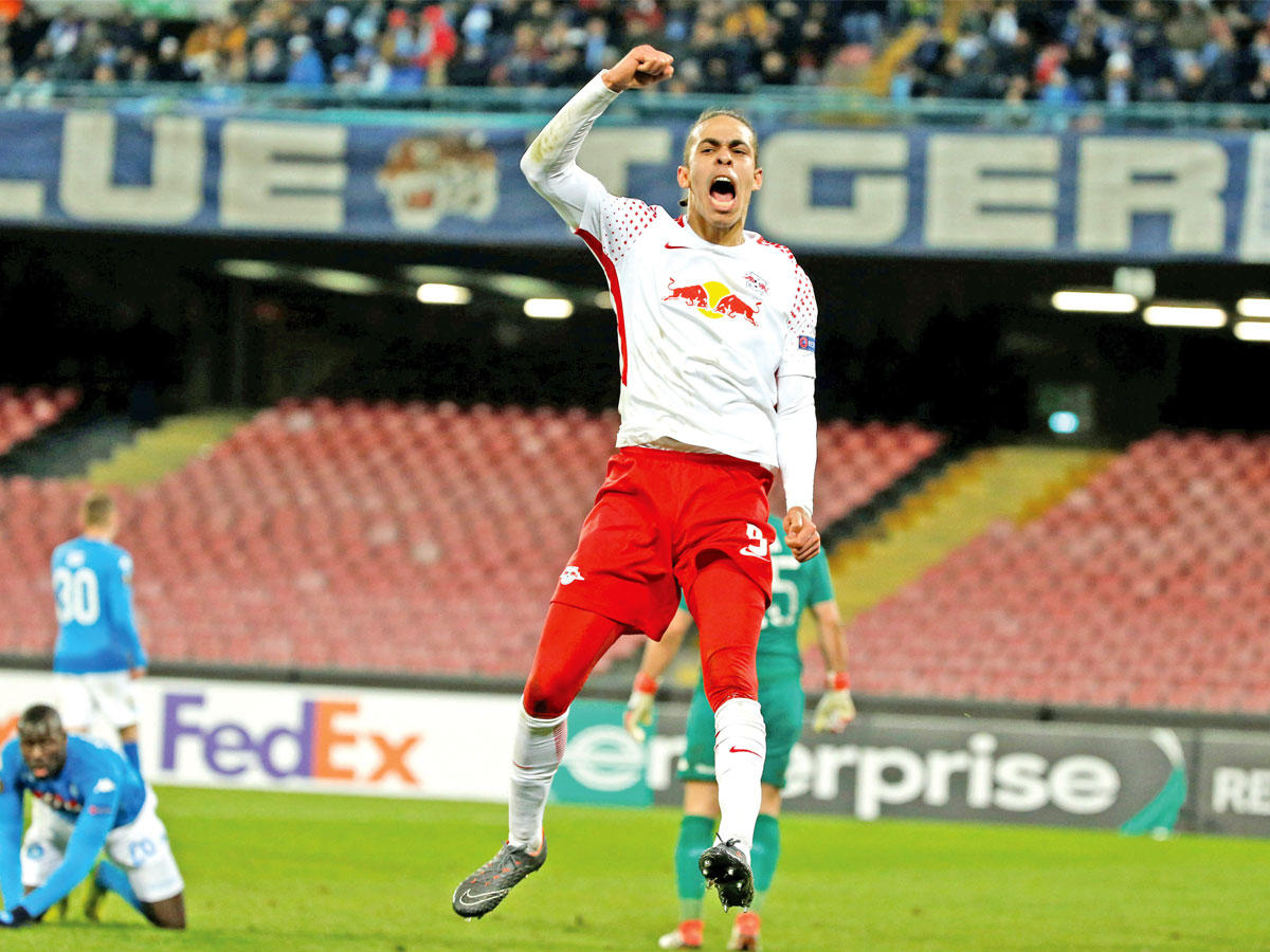 يوسف بولسن لاعب لايبزيغ يحتفل بالهدف الثاني في مرمى نابولي