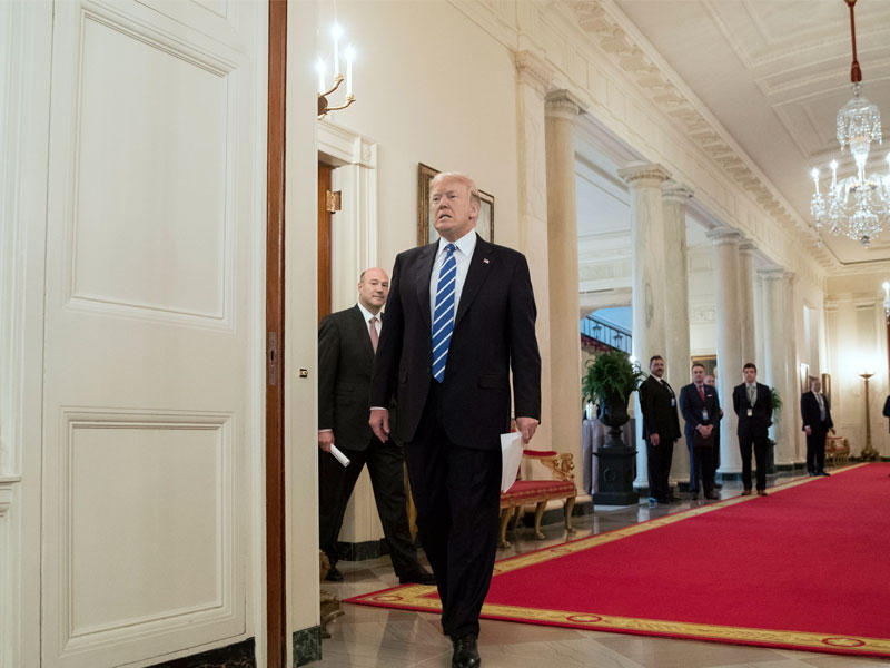 ترامب في طريقه إلى غرفة الاجتماعات في البيت الأبيض أمس الأول (اي بي آي)