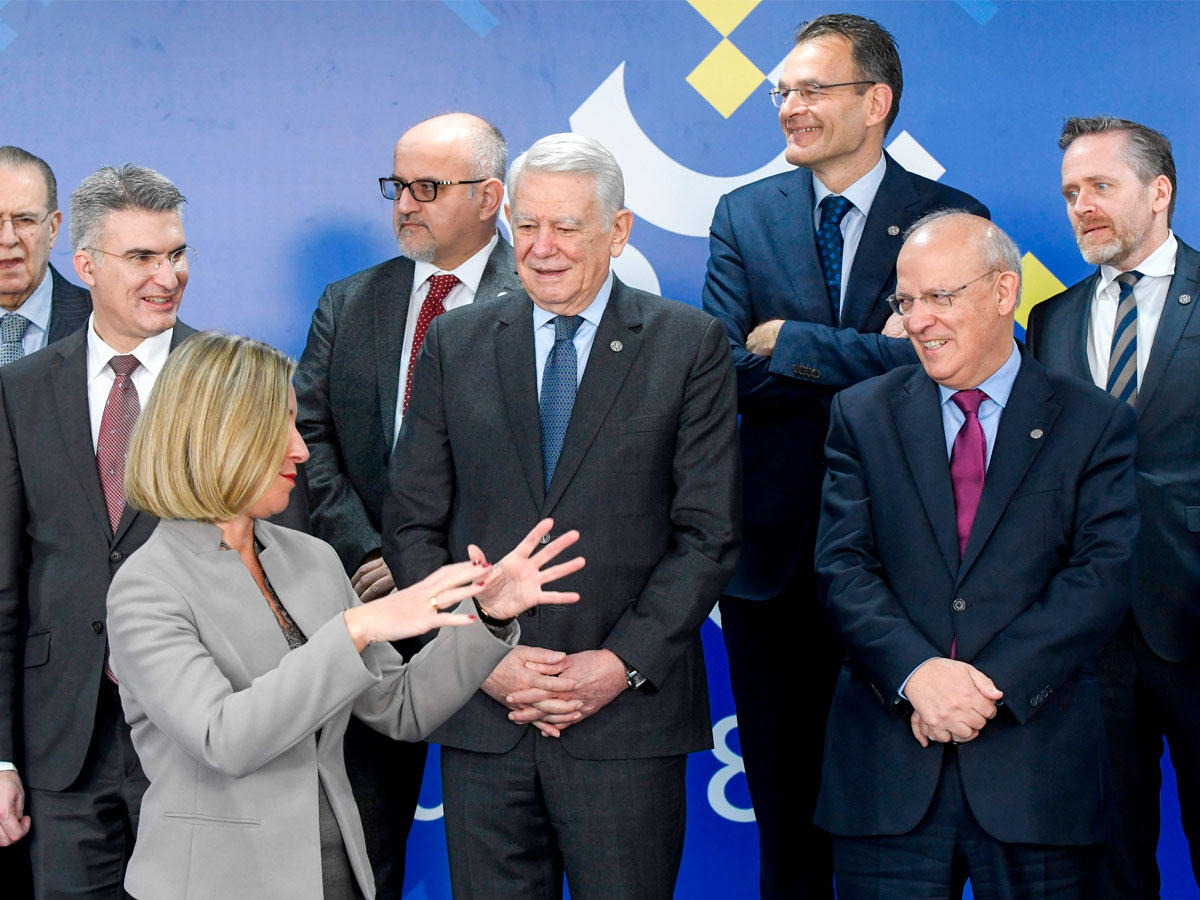 استعدادات لصورة تذكارية لقادة من الاتحاد الأوروبي في صوفيا أمس (ا ف ب)