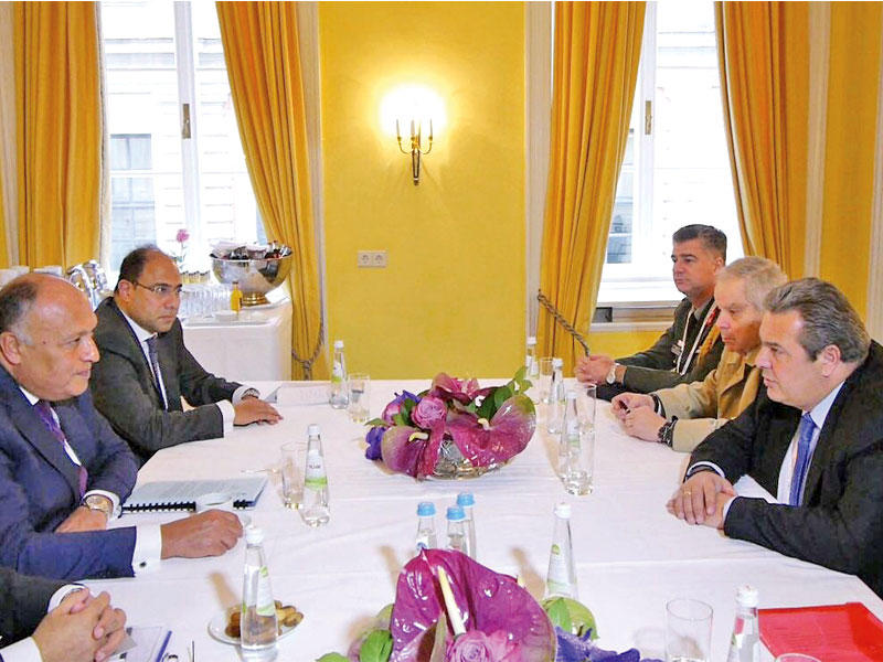 شكري مجتمعاً مع كامينوس في ميونيخ أمس (الجريدة)