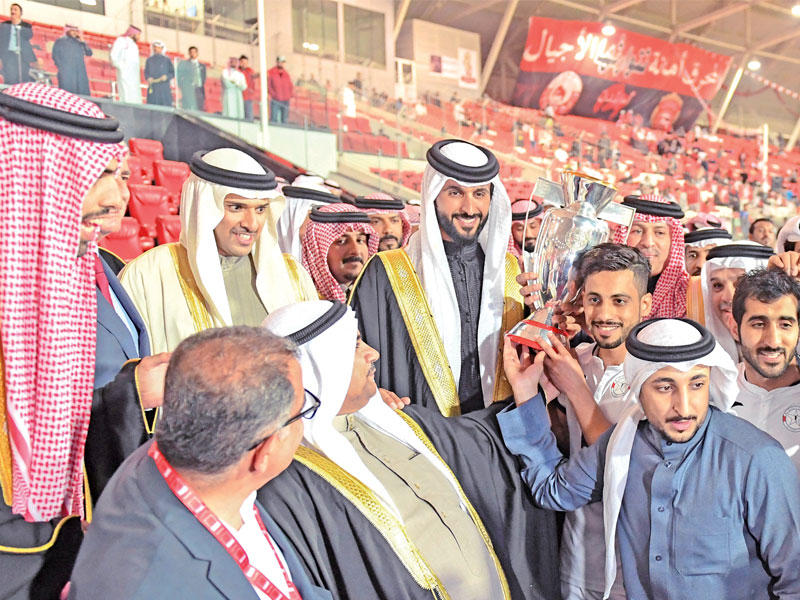 قائد فريق النجمة يتسلم الكأس من الشيخ ناصر بن حمد ممثل الملك